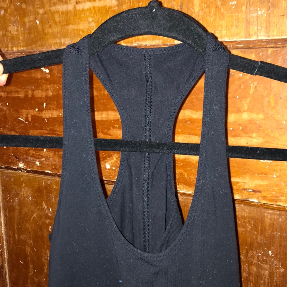 Lululemon tank - good condition but attracts lent